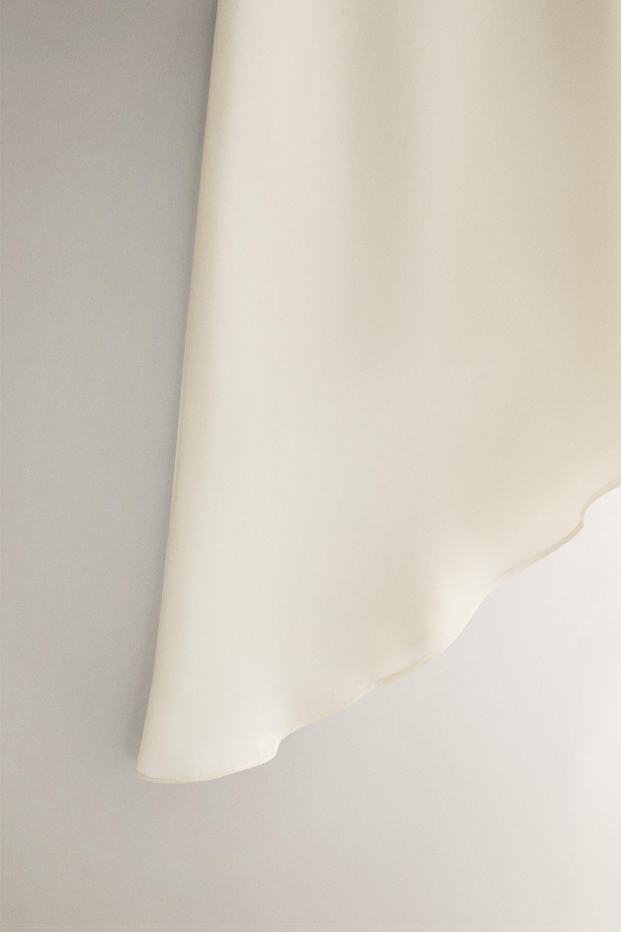 CAPE SATIN ASYMÉTRIQUE